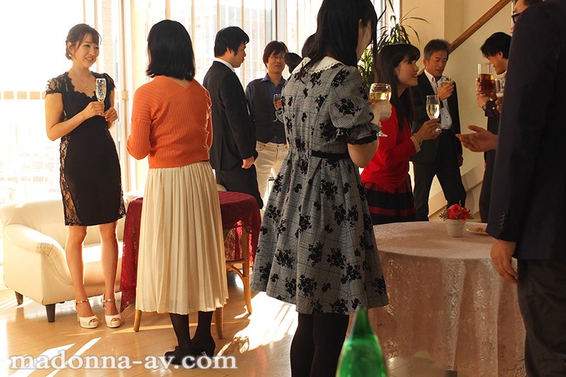久しぶりに参加した同窓会の夜、女子アナになっていた教え子と、朝番組が始まるギリギリまで何度も中出しSEXに溺れて…。 - Image 2