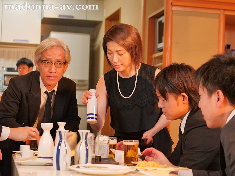 法事で帰省した時に出会った親父の元カノと肉体を重ねあった僕-。 - Image 2