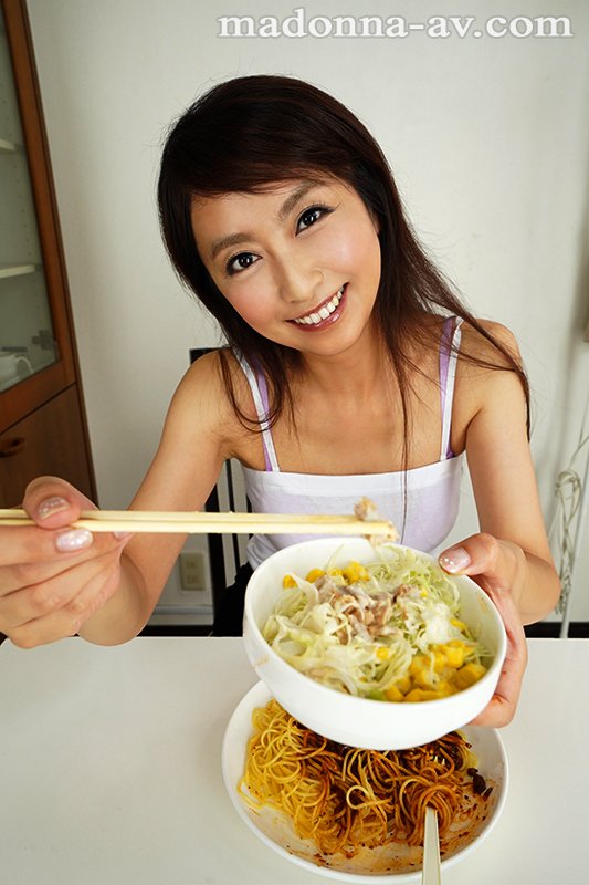 突然の事故で両手を怪我した不自由な僕を人妻生保レディが全て世話してくれる至れり尽くせり介護VR - Image 9