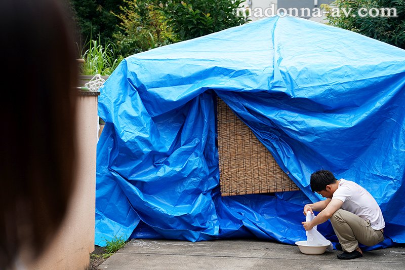 元CMタレントの人妻×初本格NTR作品!! ホームレスNTR ～汗にまみれた醜い浮浪者に身も心も寝取られた妻～ - Image 2