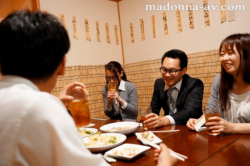 職場の隅にいる地味な人妻と、僕はゴム無し不倫をしている―。 - Image 3