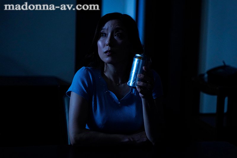 大停電の夜に憧れの義母さんと二人きり…。 アクシデントから始まる、一夜の中出し不貞関係―。 - Image 2