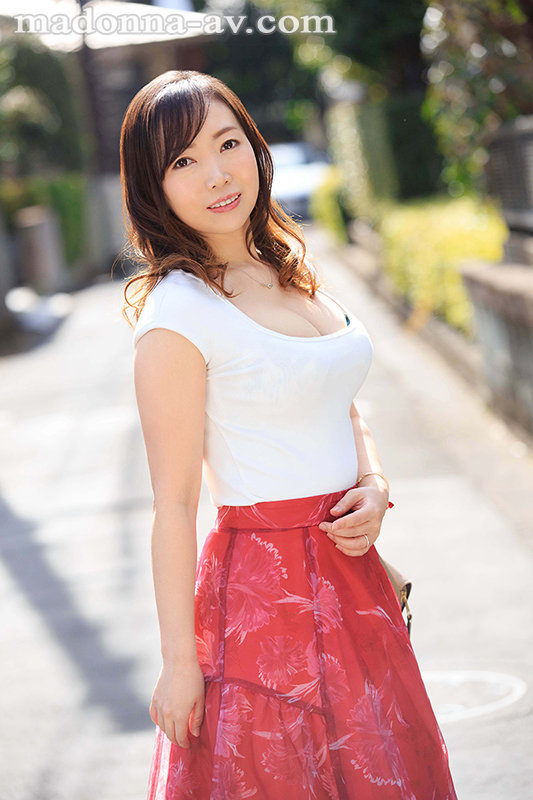 恥ずかしいけど、濃厚なKISSがしたい―。 某化粧品メーカー口紅開発部で働く人妻 喜久田みつは 42歳 AV Debut! - Image 2