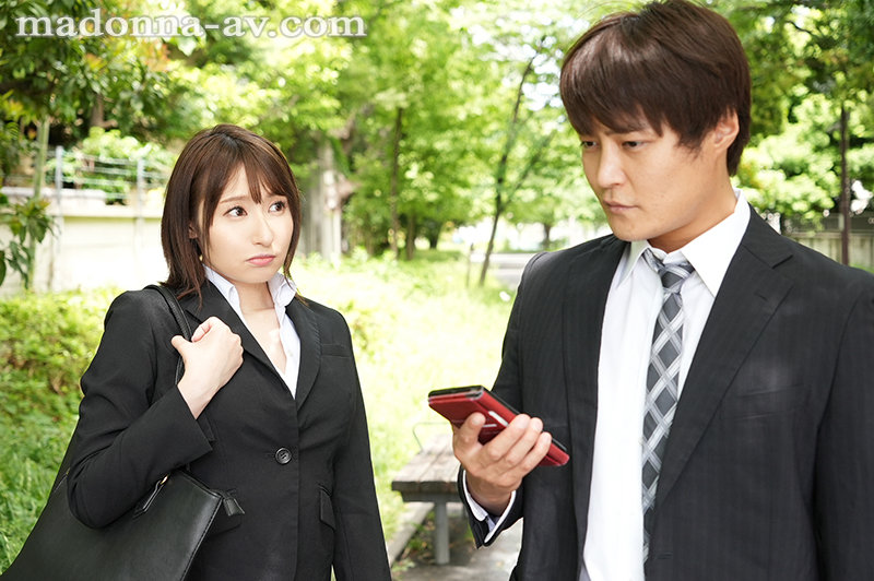 出張先のビジネスホテルでずっと憧れていた女上司とまさかまさかの相部屋宿泊 - Image 2