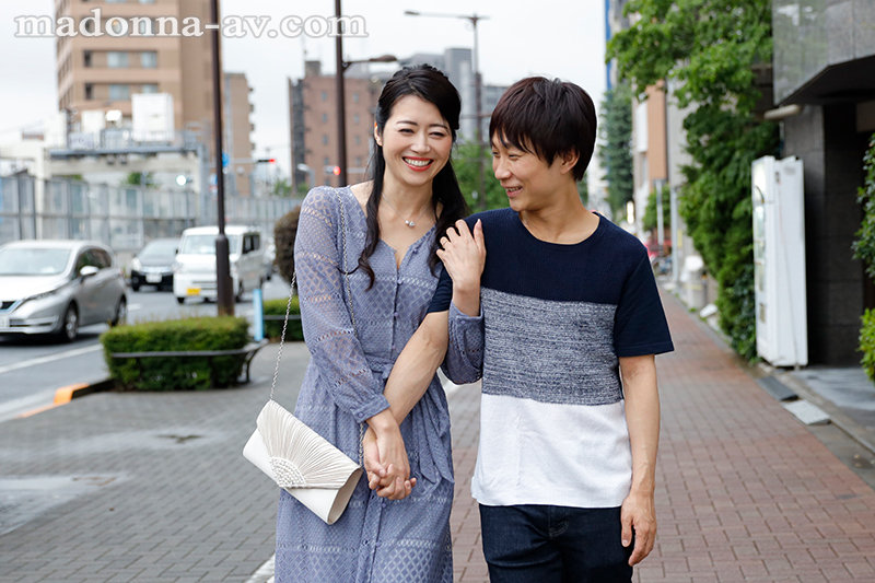 卒業式の後に…大人になった君へ義母からの贈り物―。  マドンナ専属美熟女が艶やかな色気で門出を祝う―。 - Image 7