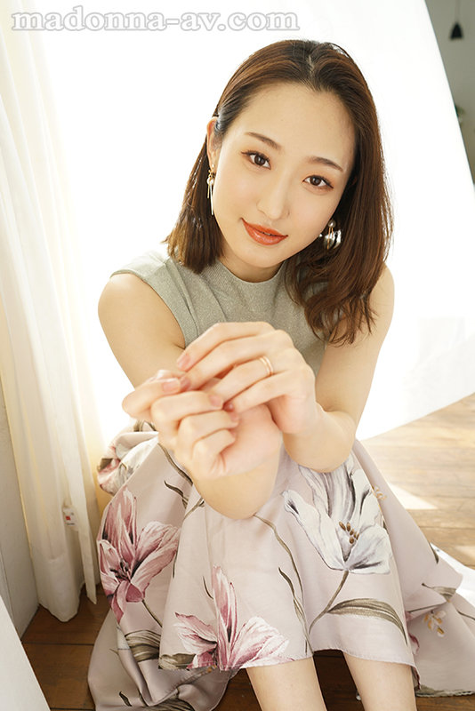 この美貌、この色気、1秒たりとも目が離せない―。 白花こう 31歳 AV DEBUT - Image 2