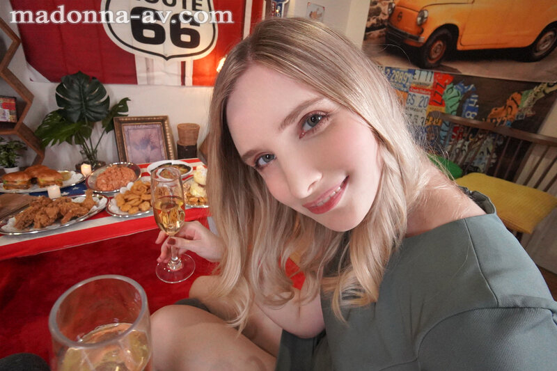 挨拶代わりのキス、ノーブラで乳首ポッチ、ブロンド人妻と夢の同居生活。 ホームステイVR - Image 6