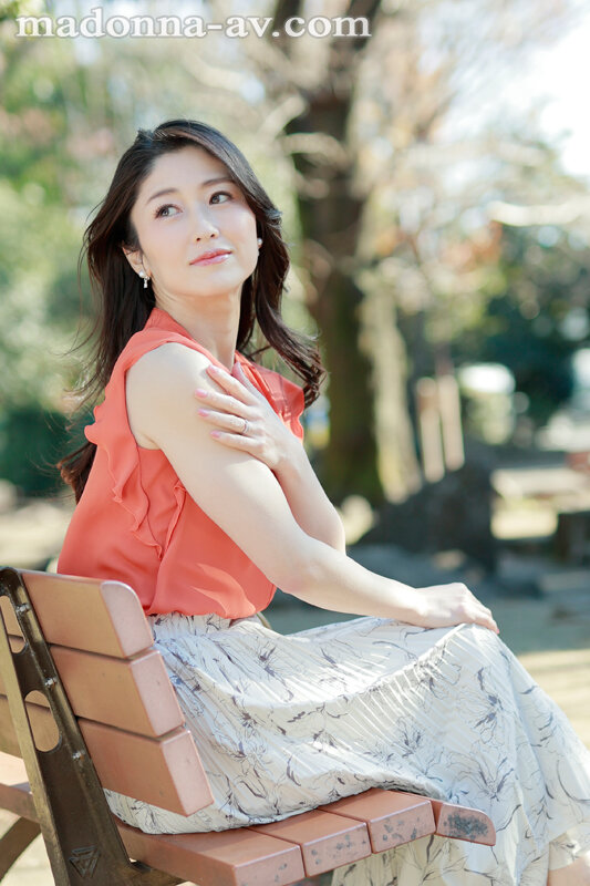 40歳になってもオンナとして美しく輝きたい―。 春谷美雨 40歳 AV DEBUT - Image 3