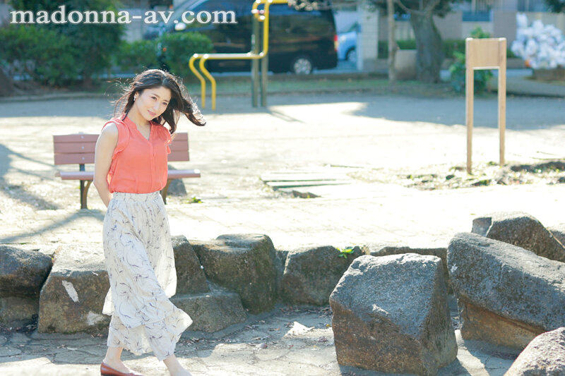 40歳になってもオンナとして美しく輝きたい―。 春谷美雨 40歳 AV DEBUT - Image 2