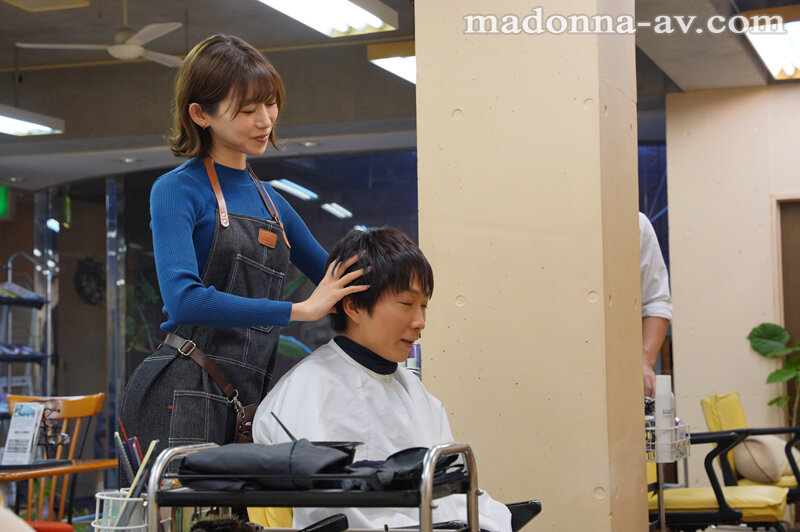 「アナタだけの特別サービスですよ…？」 人妻美容師の誘惑 夫婦経営のヘアサロンで担当・すみれさんに中出しをせがまれ痴女られた僕。 - Image 2
