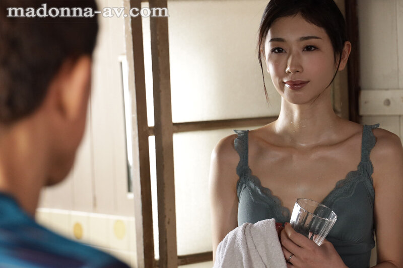 汗ほとばしる人妻の圧倒的な腰振りで、僕は一度も腰を動かさずに中出ししてしまった。 - Image 2