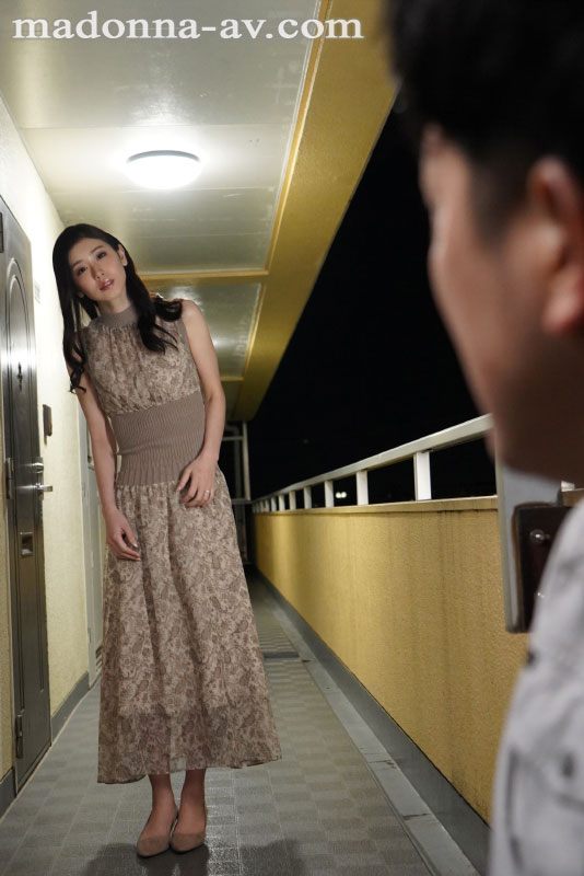 真夏の夜に帰宅、鍵を無くして隣人妻の家に泊まる流れに…。 無防備過ぎる胸元と生脚に興奮した僕は、夜が明けるまで何度もハメ狂った…。 - Image 2
