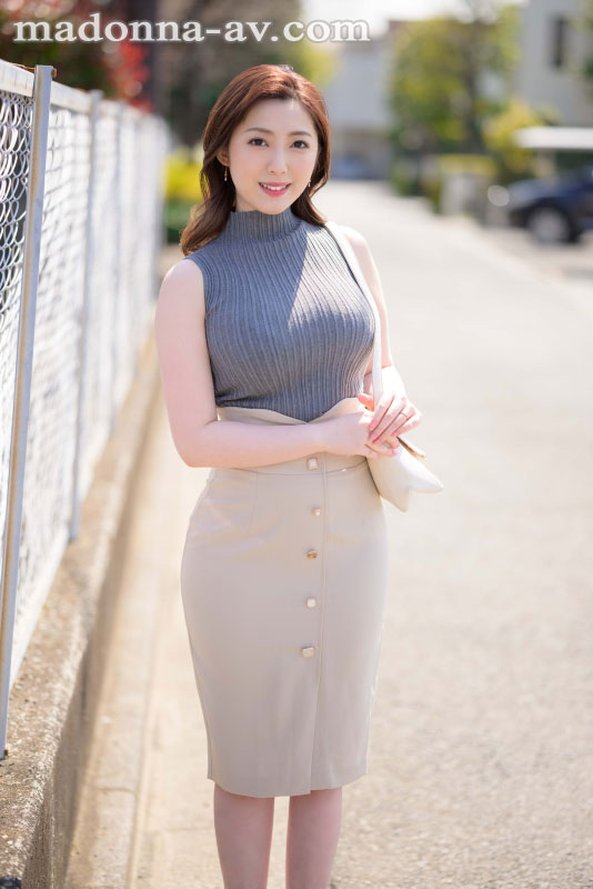 ハードファックに憧れる笑顔が眩しいGカップ人妻 君塚ひなた 30歳 AV DEBUT - Image 3