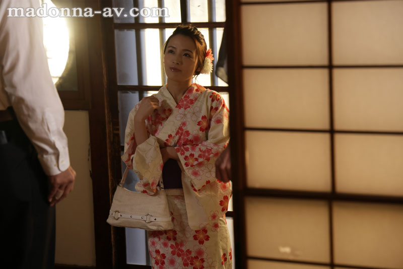 汗ほとばしる人妻の圧倒的な腰振りで、僕は一度も腰を動かさずに中出ししてしまった。 - Image 5