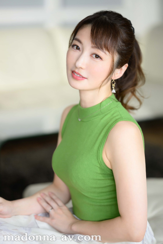 大学生の恋人を夢中にさせる、大人の色気と可愛さを併せ持つ人妻―。 澤乃かのか 42歳 AV DEBUT - Image 2