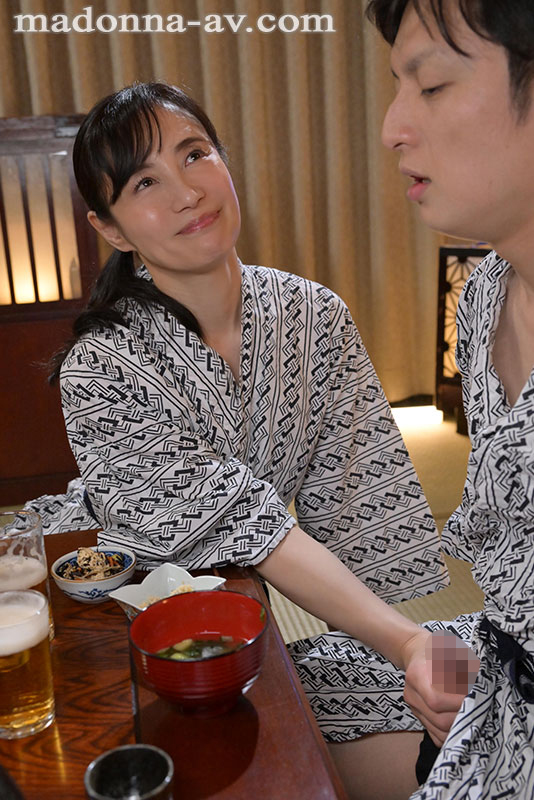「私ね、本当はイヤラシイ女なの…」温泉逆NTR彼女のお母さんとの浮気中出しにハマってしまった僕 - Image 7