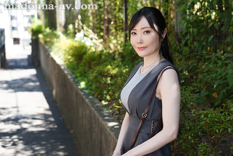 近寄りがたい雰囲気―。本当は…尽くしたい、デキる人妻の“従順“な素顔。新人 七瀬りく AVDebut ＃大学院卒の秀才人妻＃投資銀行に勤務するバリキャリOL - Image 2