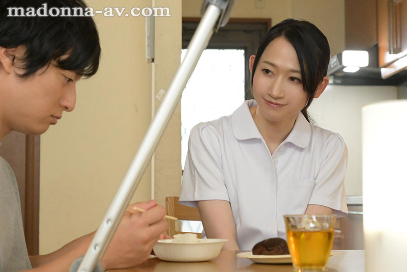 僕のわがままを全て受け入れてくれる、人妻ヘルパーかなさんの密着中出し看護 - Image 2