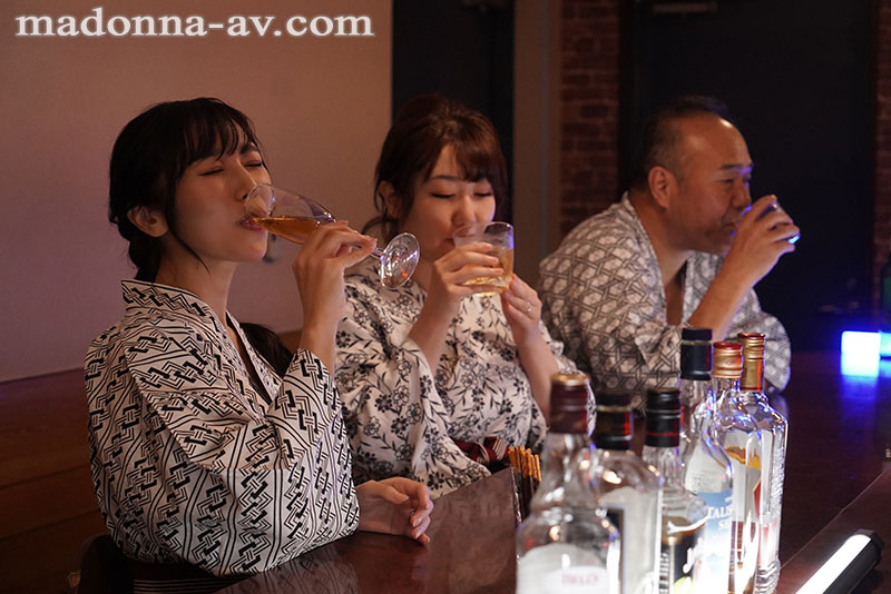密着セックス　～夫の上司と夫の居ない温泉旅行で酒と不貞に溺れた私～ - Image 2