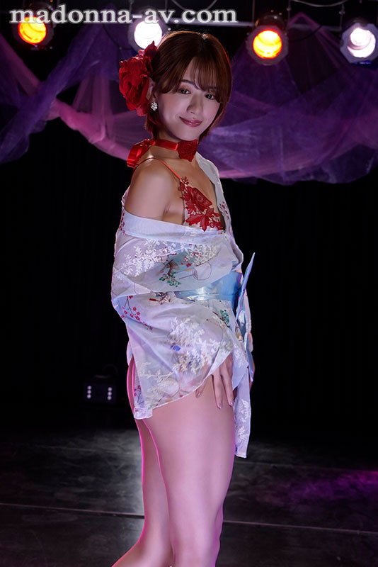 ストリップ劇場で舞う人妻 - Image 4