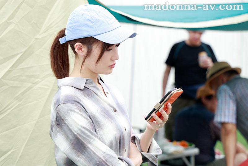 Gカップ美女、マドンナ移籍第一弾!! 町内キャンプNTR テントの中で何度も中出しされた妻の衝撃的浮気映像 - Image 2