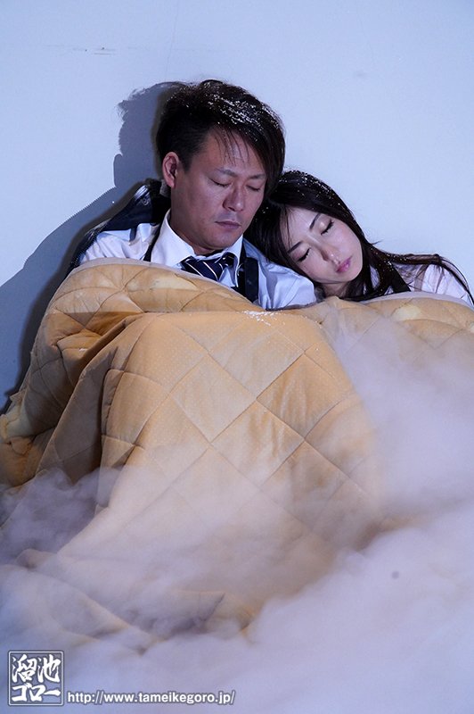 冷凍倉庫の閉じ込め事故で二人っきり…パートの人妻と朝まで裸で抱き合ってカラダを温め合う密着性交 - Image 11
