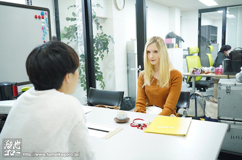 「映像関係」というパート募集に応募して採用された会社はAVメーカー。ADとして働き始めたのにいつのまにか人妻女優としてAVデビュー - Image 2