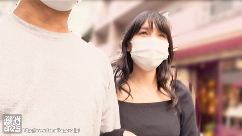 え、ここで！？３０日間禁欲させた人妻が夜まで我慢できず、舐めマン痴女化！下品なバキュームフェラデート - Image 2