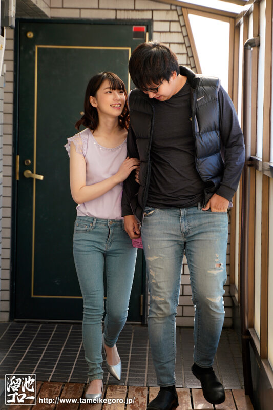 隣の団地妻が透けパンツで掃除している日は旦那不在で不倫OKのサイン - Image 3