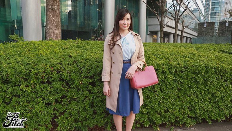 スラリと伸びた長い脚の高身長スタイルと天然巨乳が美しい笑顔がとても素敵な人妻が夫に内緒でAVデビュー! - Image 2