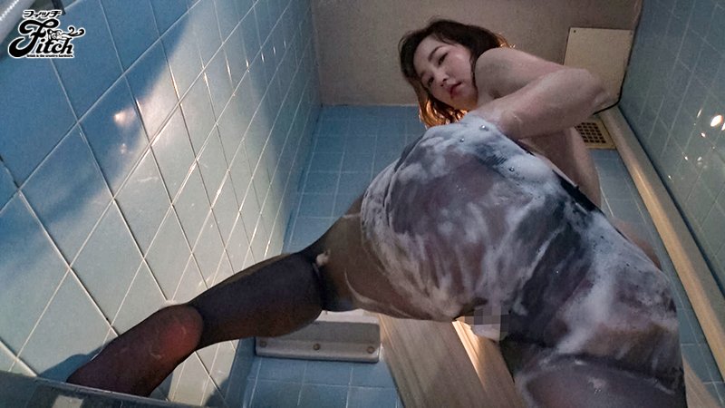 夫よりも他の男に抱かれたい素人妻の完全生撮りデビュー!瀬月秋華40歳 現役秘書が初めての撮影にも関わらず激しい汗だく性交でメス顔晒しながら絶頂を貪る姿を捉えた卑猥な映像 - Image 3