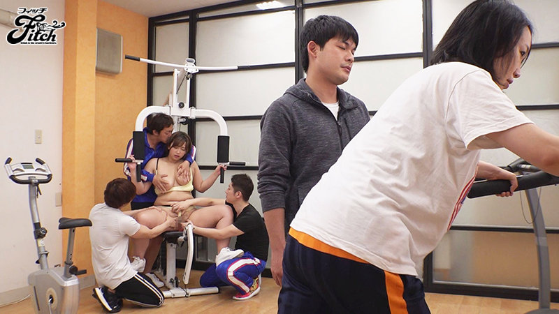 彼氏がすぐそこに居るのに豊満ボディを容赦なく弄ぶ卑劣な男達… 爆乳爆尻が水着とウェアに喰い込む肉感パーソナルトレーナー絶頂NTR痴漢 - Image 11