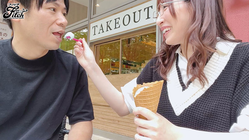 脱がせたら凄かった!会社の後輩の加奈ちゃんはオホ声でイキまくる僕のチ○ポに従順な変態地味巨乳 - Image 2