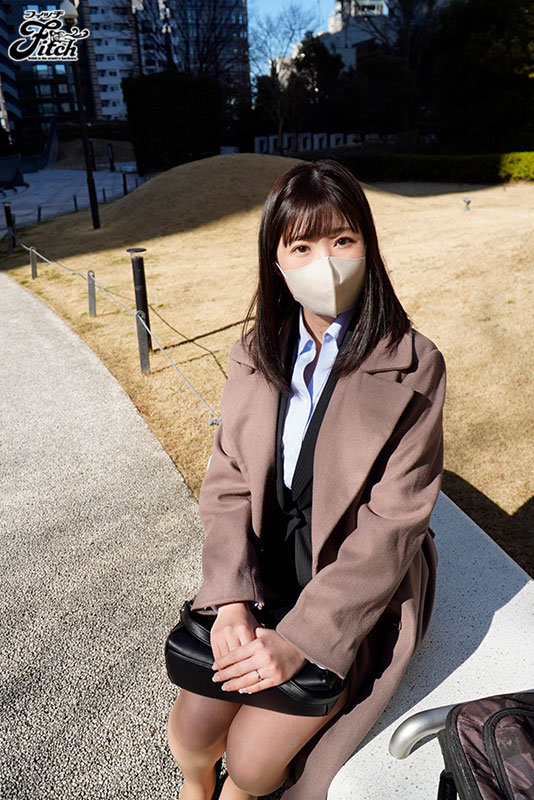 真面目で素朴な大手企業のOLが最初で最後の初脱ぎ！ 異常な敏感巨乳ボディで絶叫痙攣中出しAVデビュー - Image 3