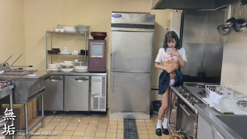 制服少女が部屋で1人きり…秘密の自慰をこっそり隠し撮り 声を漏らして快感に没頭する無防備オナニー盗撮 美少女10人230分 - Image 9