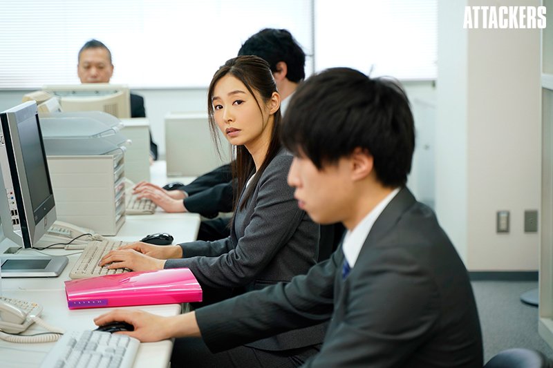 終電を逃した僕は彼女がいるのに女上司の家に泊まってしまった…。 - Image 2