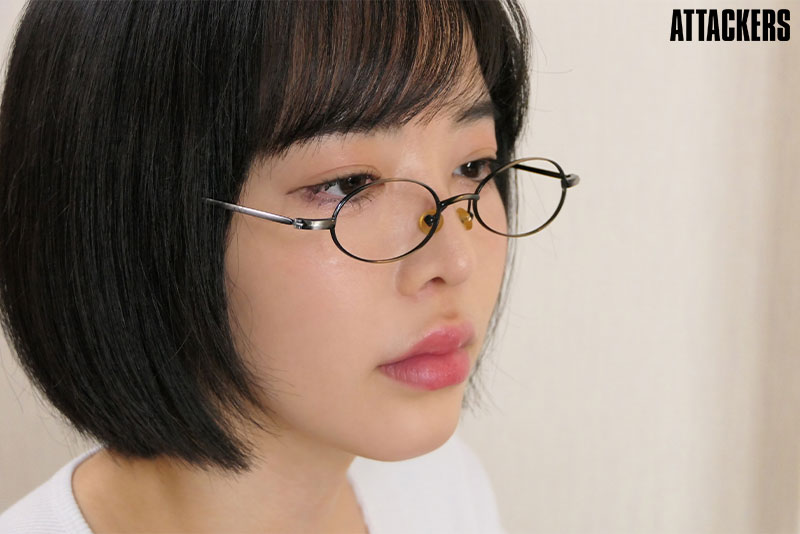 近所に引っ越してきた美人で物静かな人妻が行きつけの風俗で新人ソープ嬢として働いていた。 - Image 9