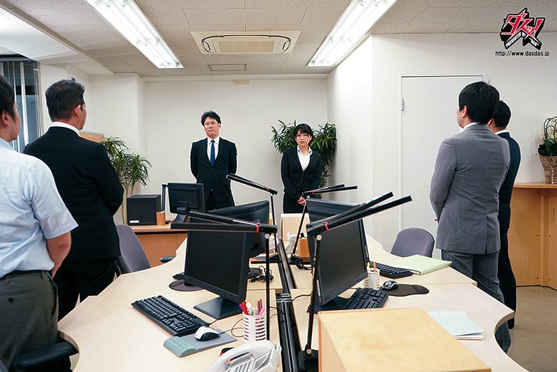 ちんぐり返しで微笑み騎乗する。驚く程ド淫乱な清楚に見えた新入社員。柏木あみ - Image 8