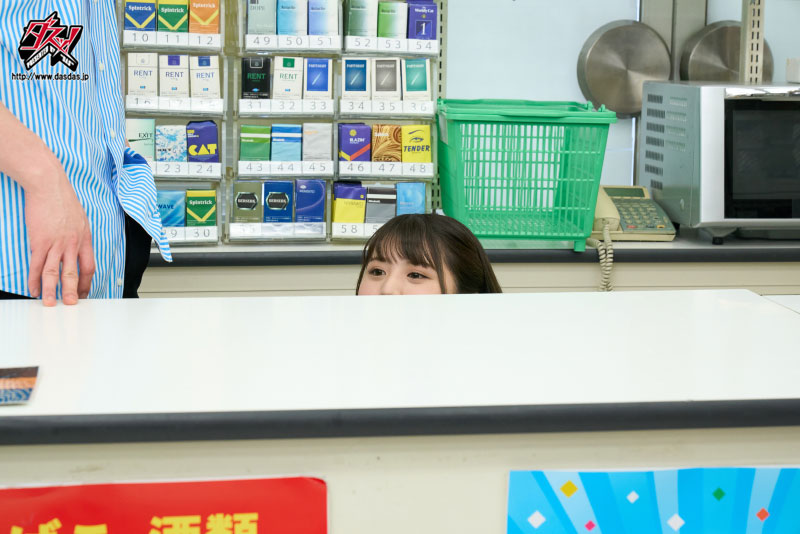 えぇー!?ここでシャブるの!? バイトの最中、絶対バレちゃいけないのに!! 毎日かわいい後輩がおちょくりフェラで意地悪ぱっくんちょ - Image 3
