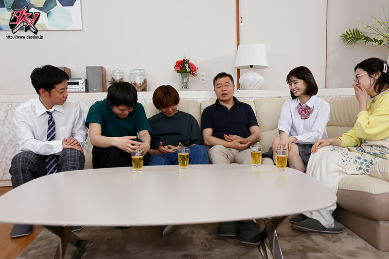 聖水ファミリーへようこそ！ 飲尿中毒な義父たちとの恥ずかしお漏らし生活 - Image 3