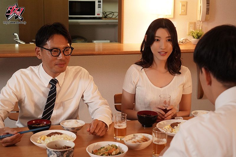 嫌がりながらおち○ぽ舐めても、下品で美味そうにしゃぶり続ける人妻。 - Image 2