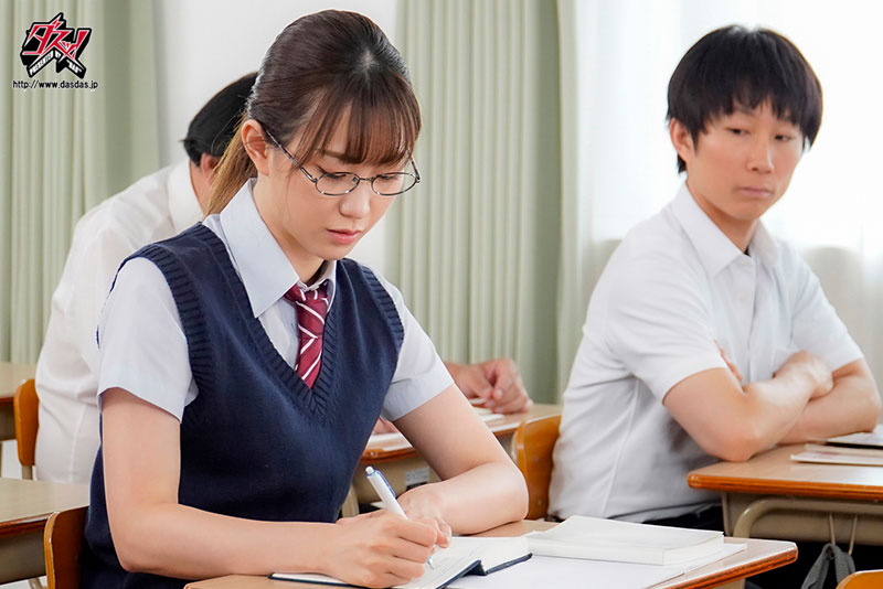 お淑やかで憧れの生徒会長は裏では汗だくになりながら顔射ぶっかけられ狂いの下品女だった。 - Image 8