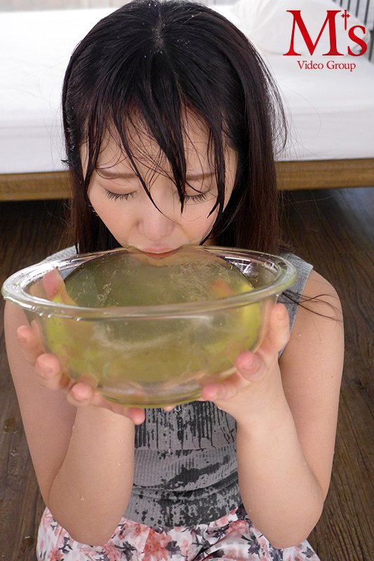 爆量小便200発飲みまくりの浴びまくりハイテンション尿トランスSEXBEST！ - Image 4