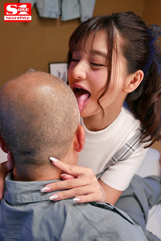 中年男を誘惑する全身トロける芸能人の密着ディープキス性交 - Image 9