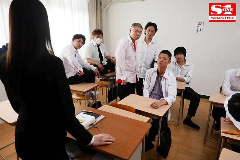輪姦レ〇プされた美脚新任女教師 ～弱みを握られ生徒たちに犯された私～ - Image 2
