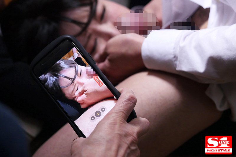 輪姦レ〇プされた美脚新任女教師 ～弱みを握られ生徒たちに犯された私～ - Image 7