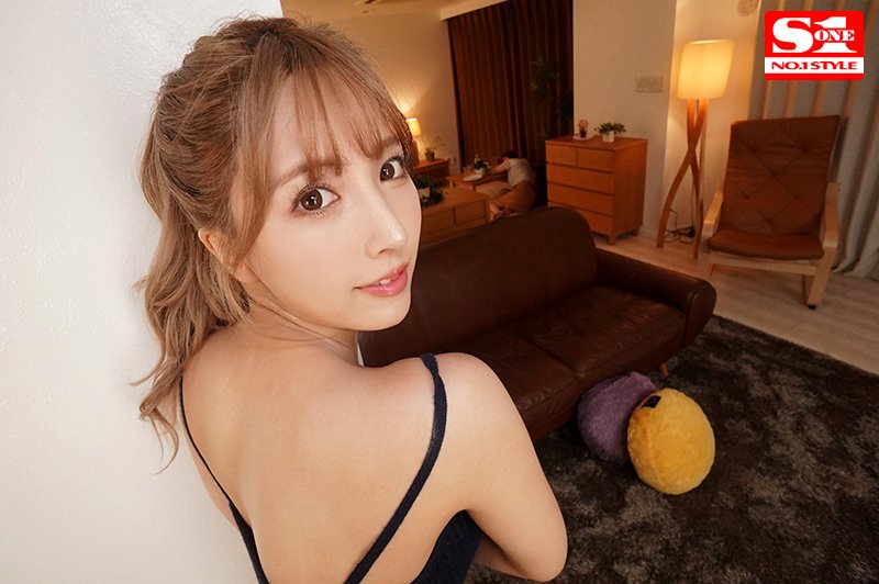 彼女がいるのに密着ささやき淫語で口説いてくる色気ムンムン巨乳お姉さん超誘惑VR - Image 9