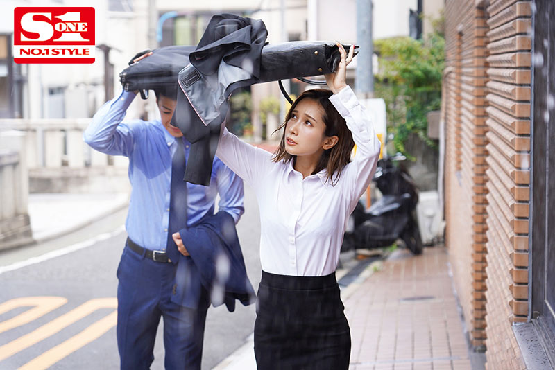 濡れ透けて露出した女上司のブラジャーにボクは我慢できず、全てぶち撒けたゲリラ豪雨の夕暮れ。 - Image 2