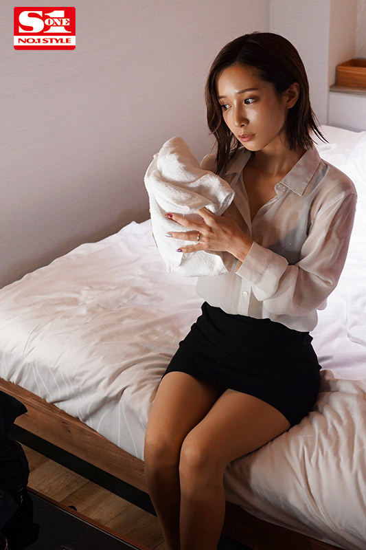 濡れ透けて露出した女上司のブラジャーにボクは我慢できず、全てぶち撒けたゲリラ豪雨の夕暮れ。 - Image 4