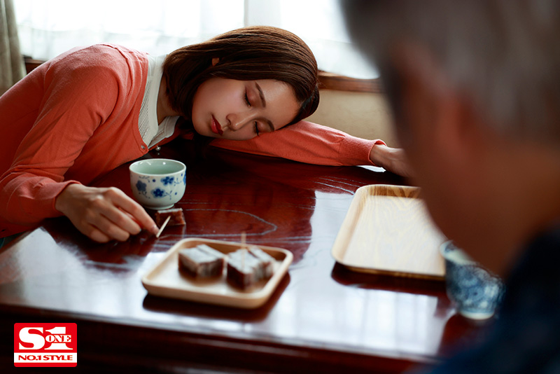 義父の濃厚な舌技で舐め堕ちした美人妻 - Image 2